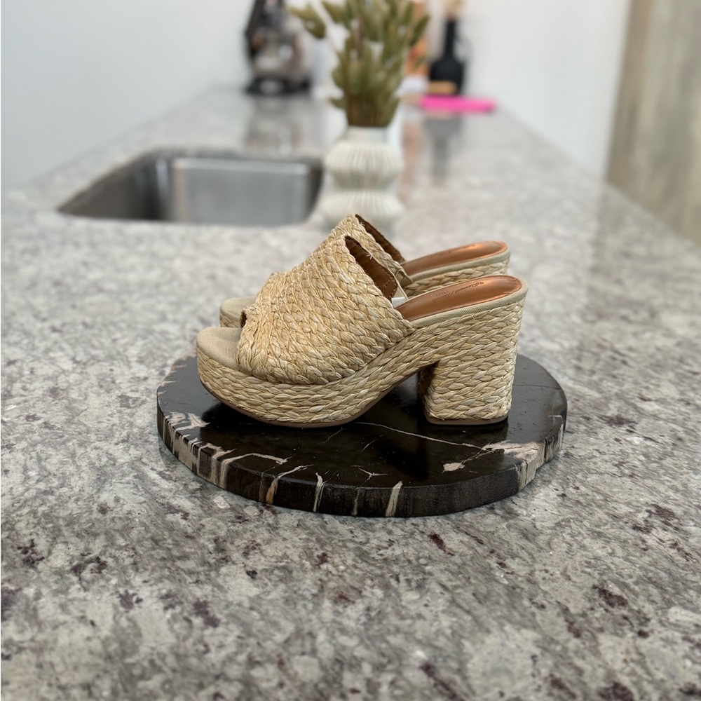 Universal Thread Raffia Platform